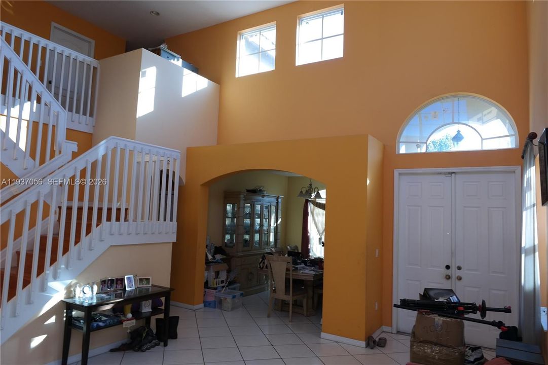 En Venta: $649,900 (4 camas, 2 baños, 2497 Pies cuadrados)