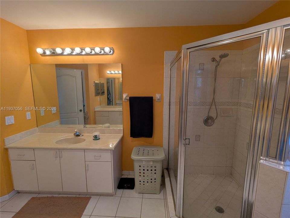 En Venta: $649,900 (4 camas, 2 baños, 2497 Pies cuadrados)