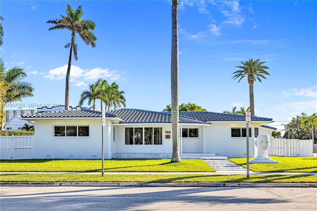 待售: $1,450,000 (4 贝兹, 3 浴室, 1944 平方英尺)