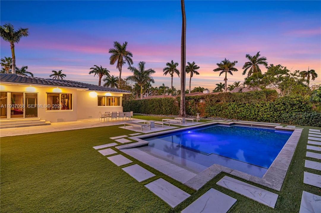 待售: $1,450,000 (4 贝兹, 3 浴室, 1944 平方英尺)