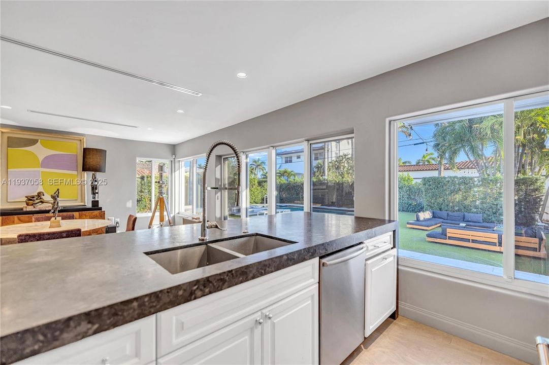 待售: $1,450,000 (4 贝兹, 3 浴室, 1944 平方英尺)