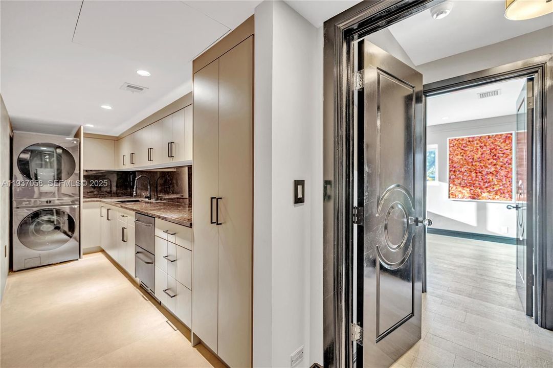 待售: $1,450,000 (4 贝兹, 3 浴室, 1944 平方英尺)