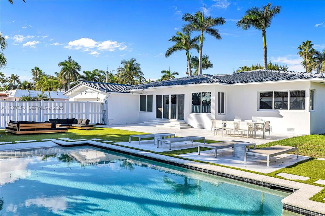 待售: $1,450,000 (4 贝兹, 3 浴室, 1944 平方英尺)