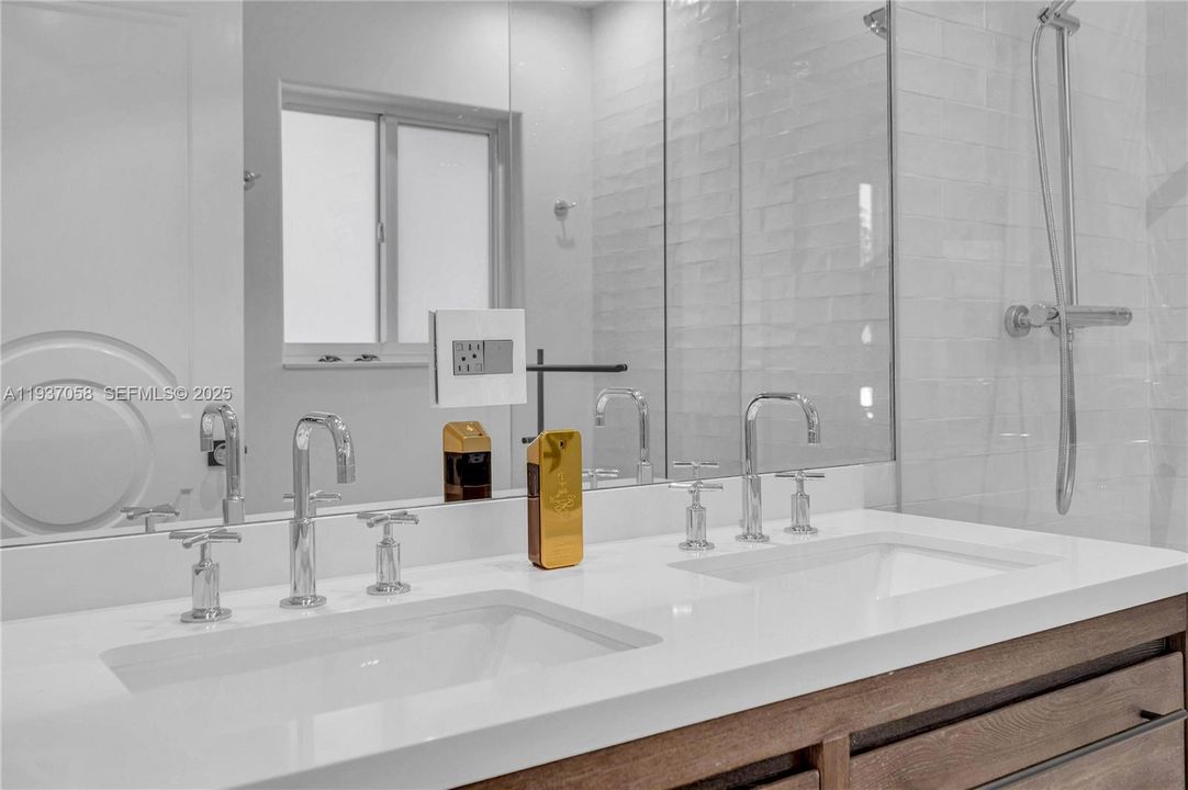 待售: $1,450,000 (4 贝兹, 3 浴室, 1944 平方英尺)