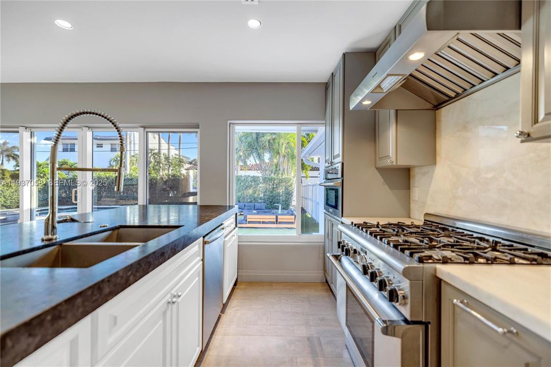 待售: $1,450,000 (4 贝兹, 3 浴室, 1944 平方英尺)