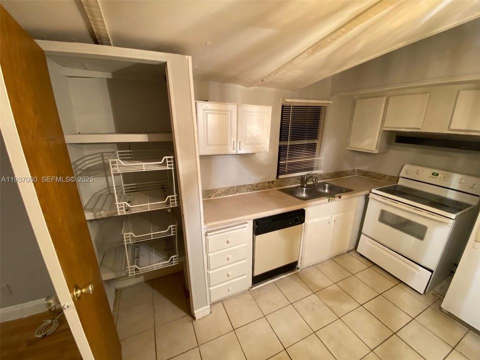 В аренду: $1,900 (2 спален, 2 ванн, 924 Квадратных фут)