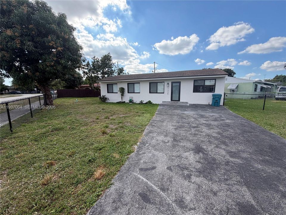 For Rent: $3,000 (3 beds, 1 baths, 1241 Square Feet)