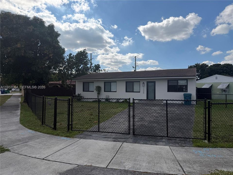 For Rent: $3,000 (3 beds, 1 baths, 1241 Square Feet)