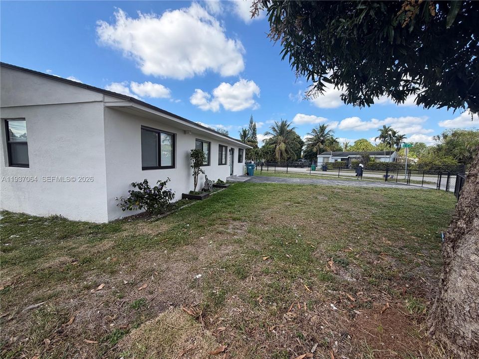 For Rent: $3,000 (3 beds, 1 baths, 1241 Square Feet)