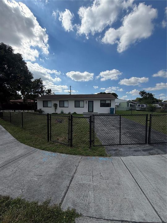 For Rent: $3,000 (3 beds, 1 baths, 1241 Square Feet)