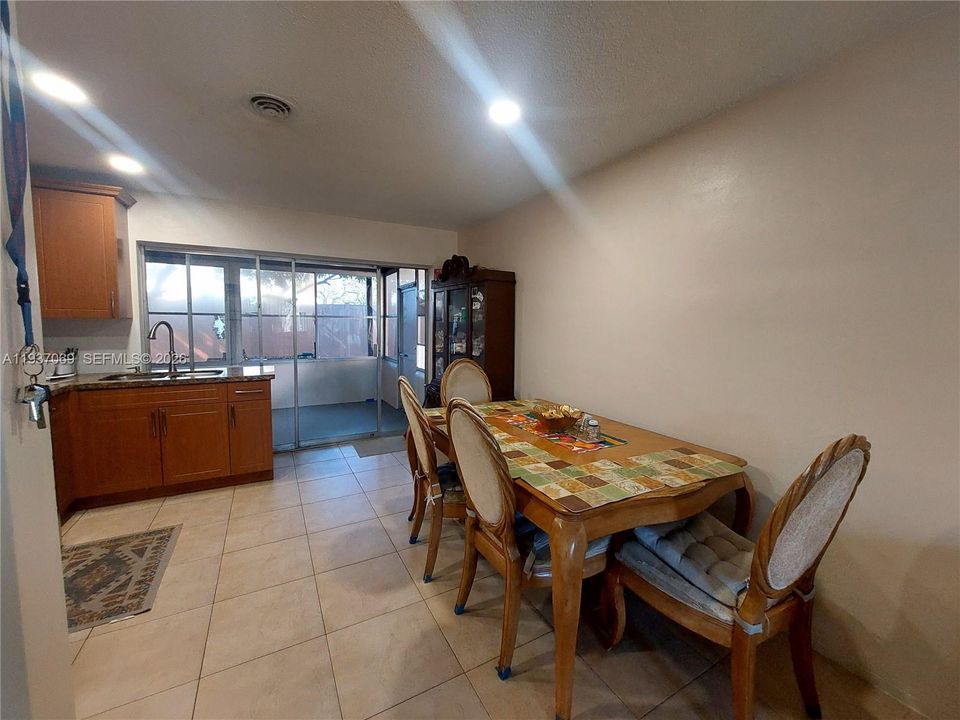 待售: $360,000 (2 贝兹, 2 浴室, 1037 平方英尺)