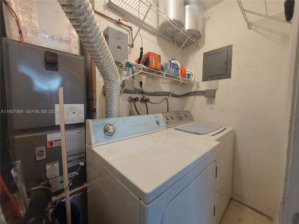 待售: $360,000 (2 贝兹, 2 浴室, 1037 平方英尺)