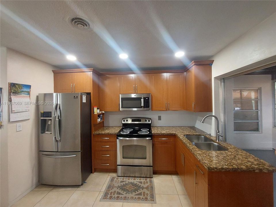 待售: $360,000 (2 贝兹, 2 浴室, 1037 平方英尺)