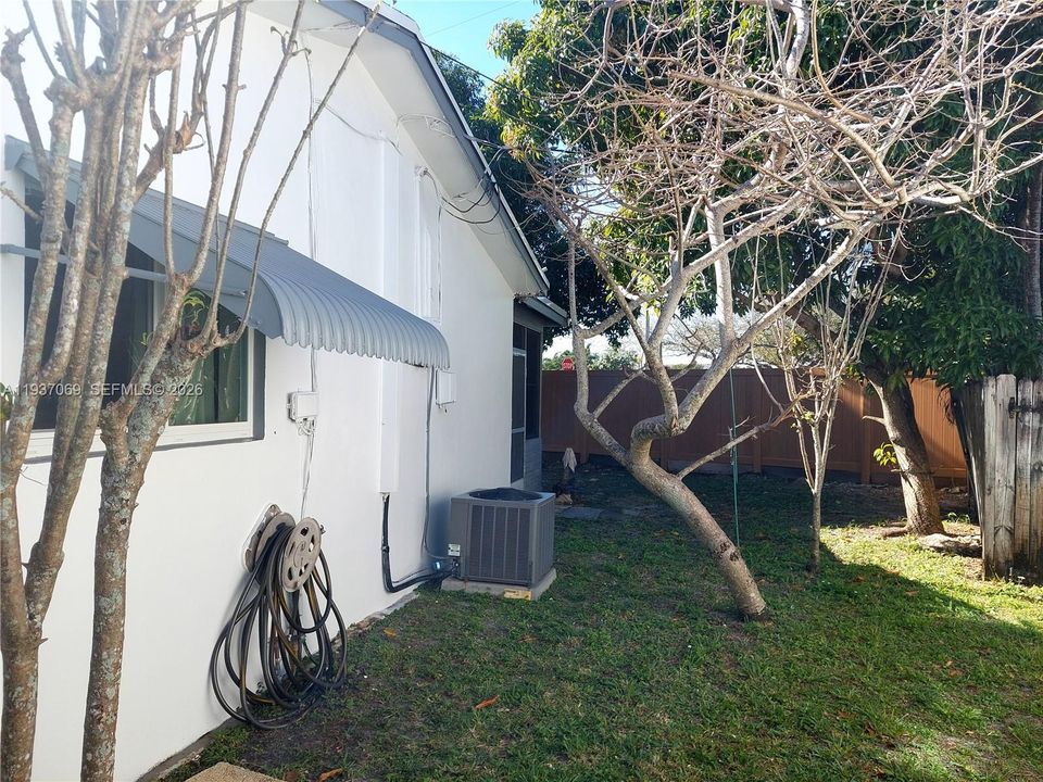 待售: $360,000 (2 贝兹, 2 浴室, 1037 平方英尺)