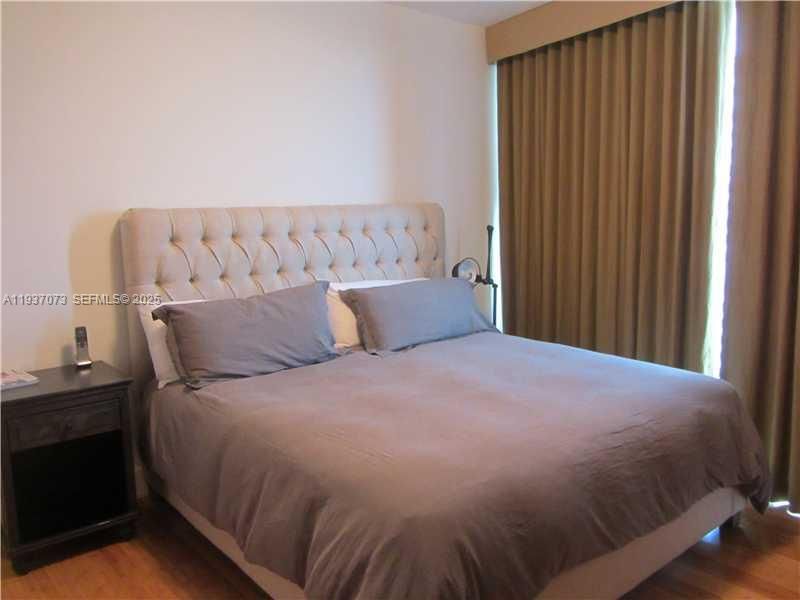 2nd Bedroom's linen curtains