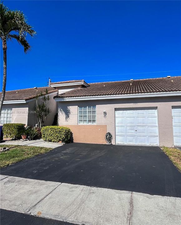 For Rent: $2,800 (2 beds, 2 baths, 1030 Square Feet)