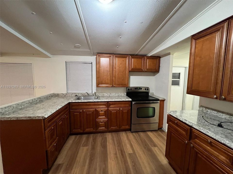 В аренду: $2,295 (4 спален, 2 ванн, 1352 Квадратных фут)