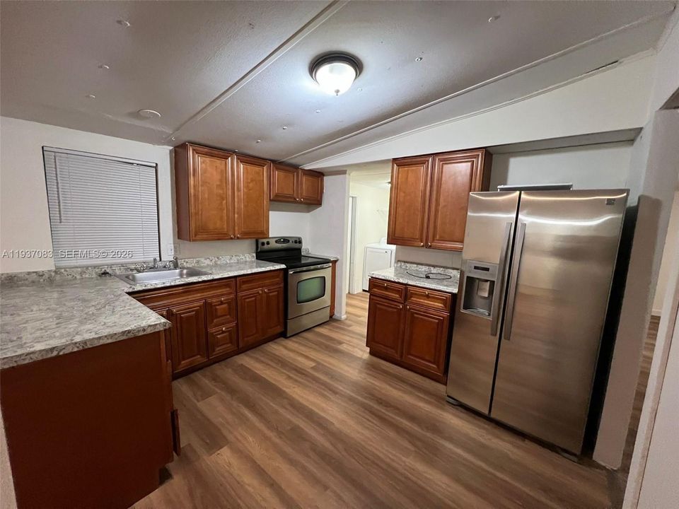 В аренду: $2,295 (4 спален, 2 ванн, 1352 Квадратных фут)