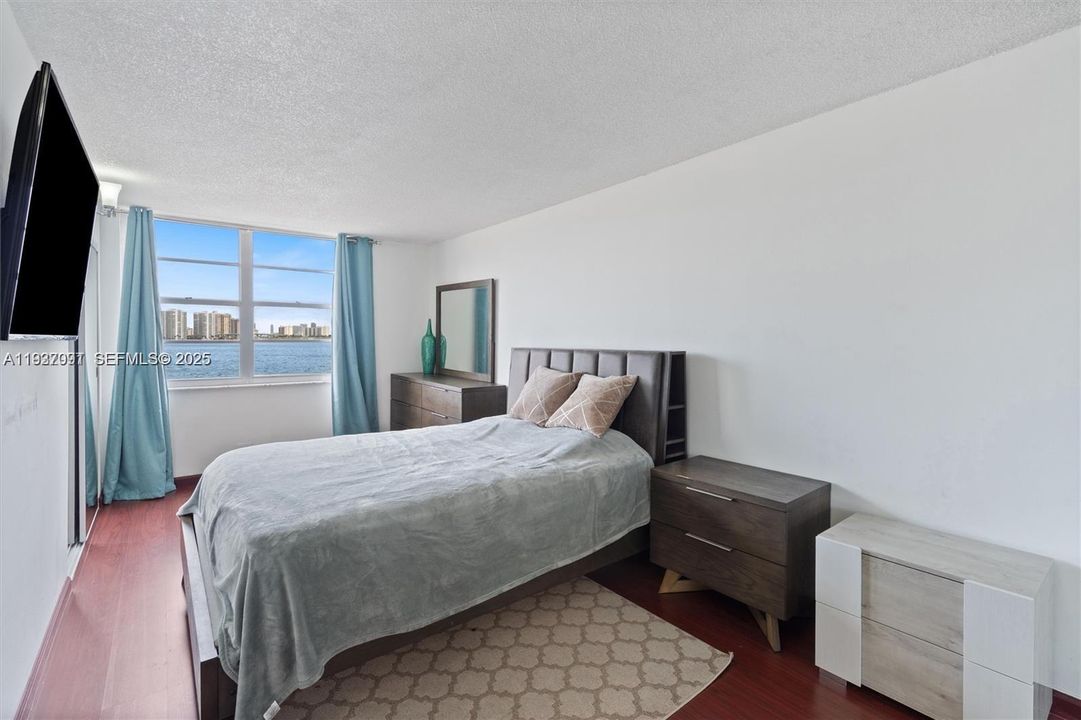 待售: $345,900 (2 贝兹, 2 浴室, 1275 平方英尺)