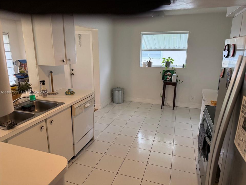 На продажу: $360,000 (2 спален, 2 ванн, 1400 Квадратных фут)