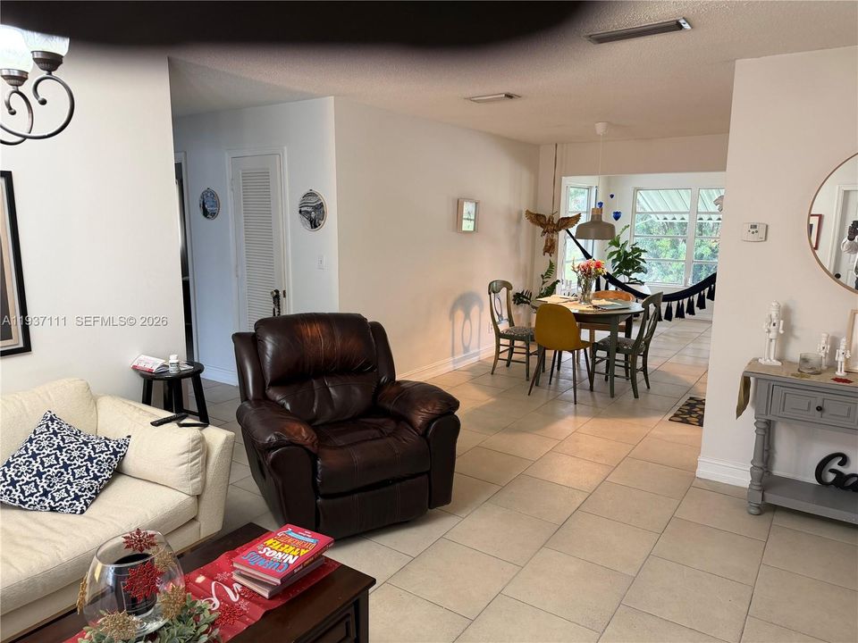 На продажу: $360,000 (2 спален, 2 ванн, 1400 Квадратных фут)