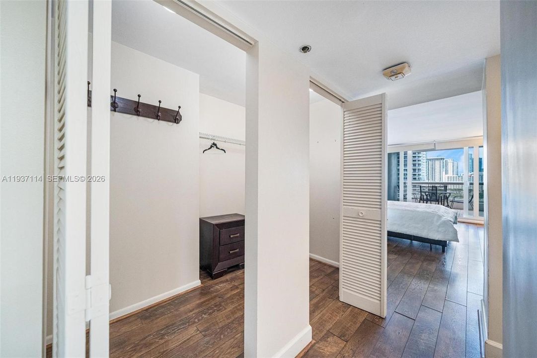 待售: $450,000 (1 贝兹, 1 浴室, 1066 平方英尺)