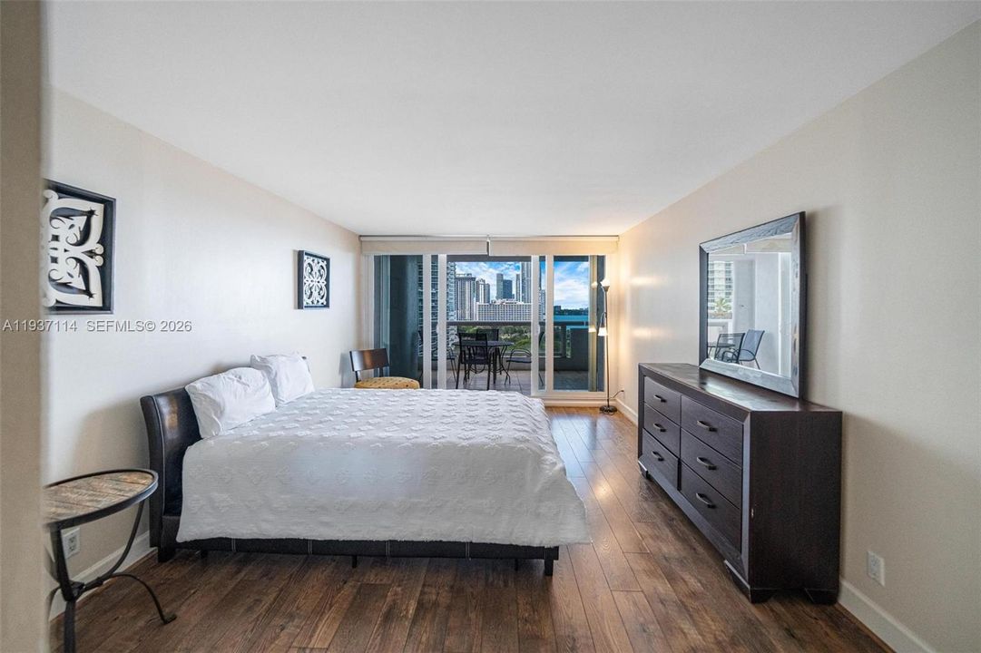 待售: $450,000 (1 贝兹, 1 浴室, 1066 平方英尺)