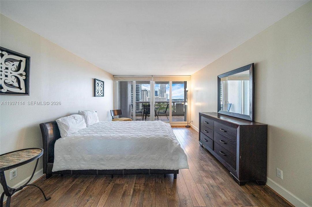 待售: $450,000 (1 贝兹, 1 浴室, 1066 平方英尺)