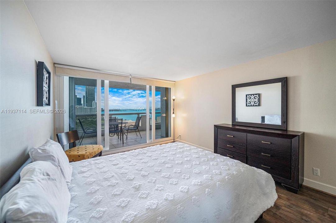 待售: $450,000 (1 贝兹, 1 浴室, 1066 平方英尺)