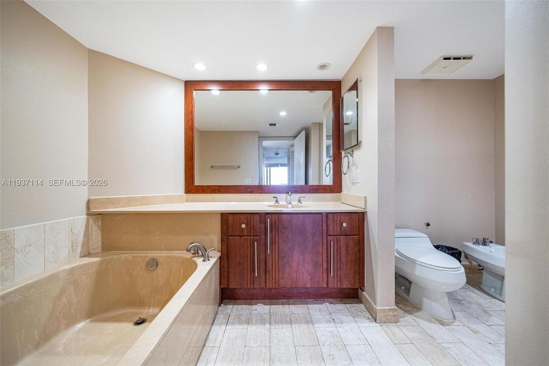 待售: $450,000 (1 贝兹, 1 浴室, 1066 平方英尺)