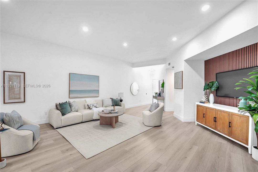 合同活跃: $429,000 (2 贝兹, 2 浴室, 0 平方英尺)