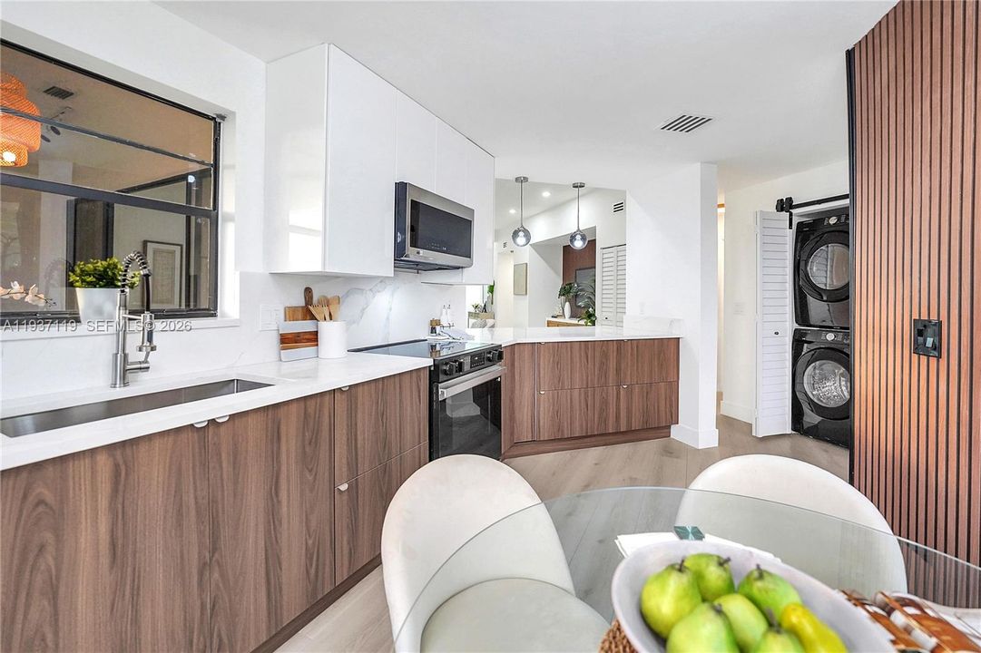 合同活跃: $429,000 (2 贝兹, 2 浴室, 0 平方英尺)