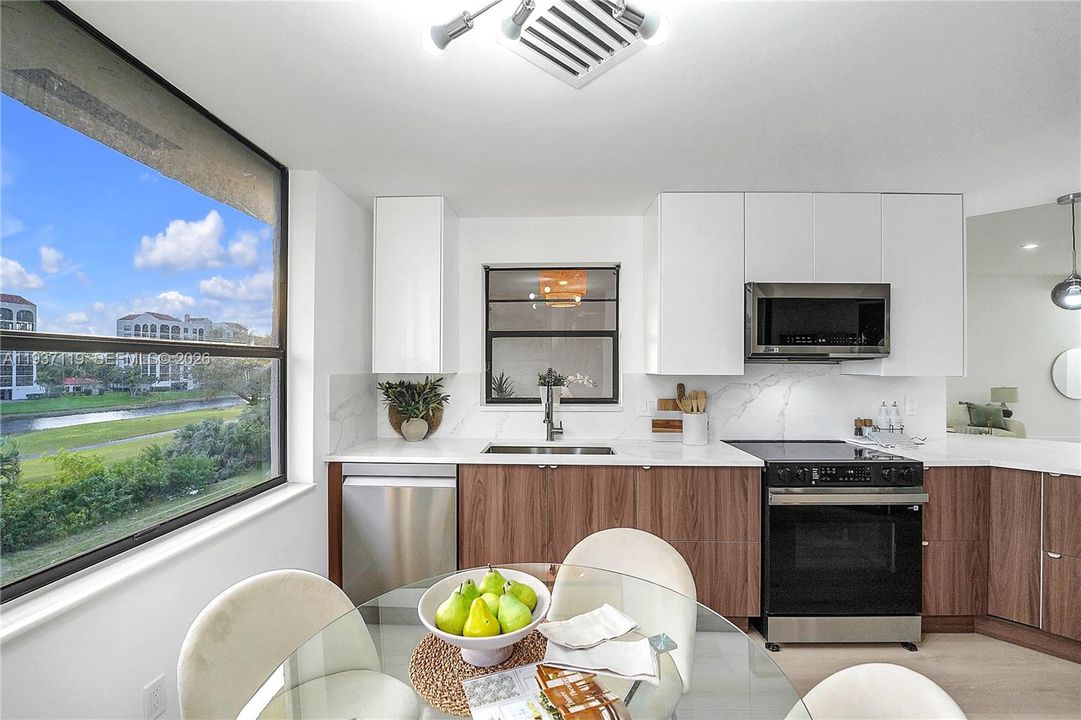 合同活跃: $429,000 (2 贝兹, 2 浴室, 0 平方英尺)