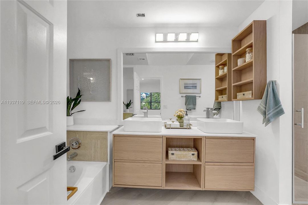 合同活跃: $429,000 (2 贝兹, 2 浴室, 0 平方英尺)