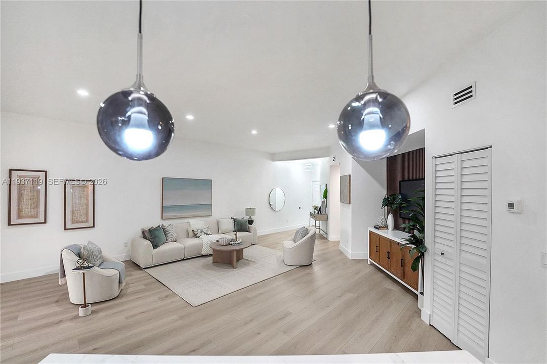 合同活跃: $429,000 (2 贝兹, 2 浴室, 0 平方英尺)