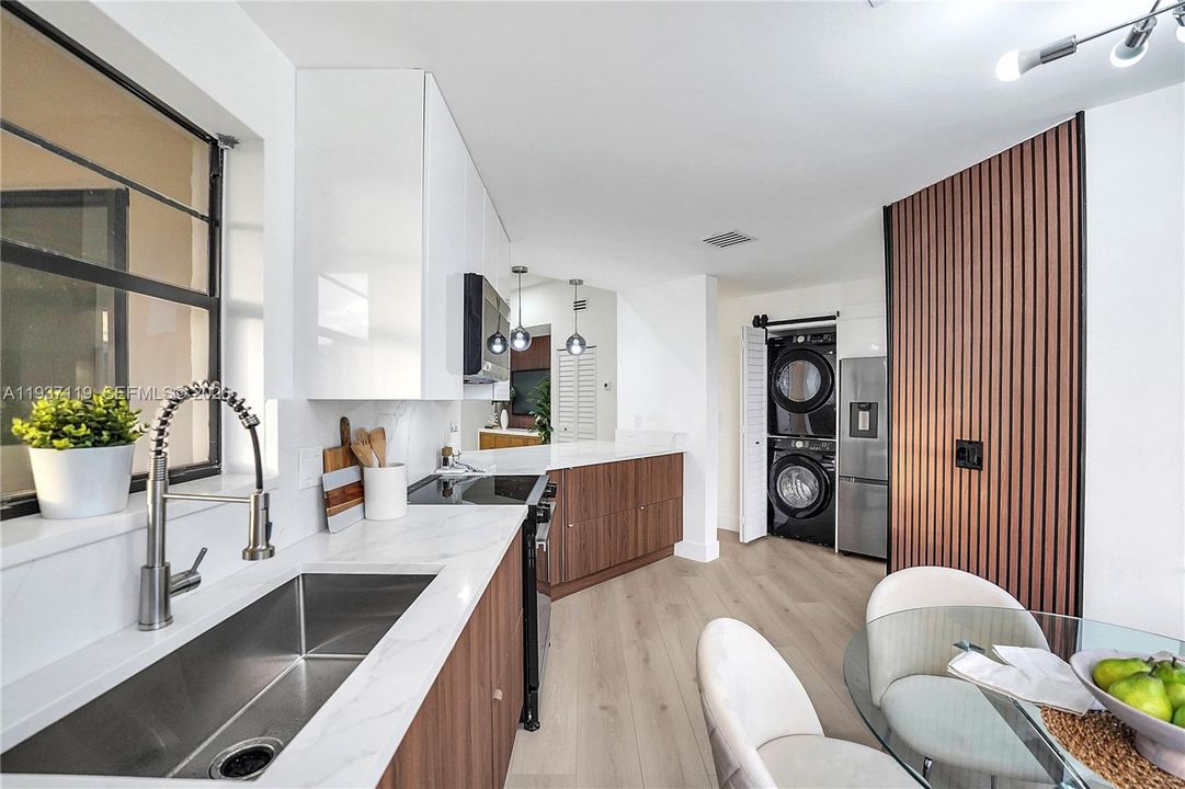 合同活跃: $429,000 (2 贝兹, 2 浴室, 0 平方英尺)