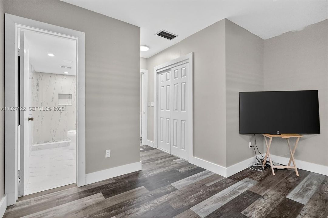 BEAUTIFULLY REMODELED PRIMARY BATH - GLASS SHOWER DOOR IS IN THE GARAGE READY TO BE INSTALLED