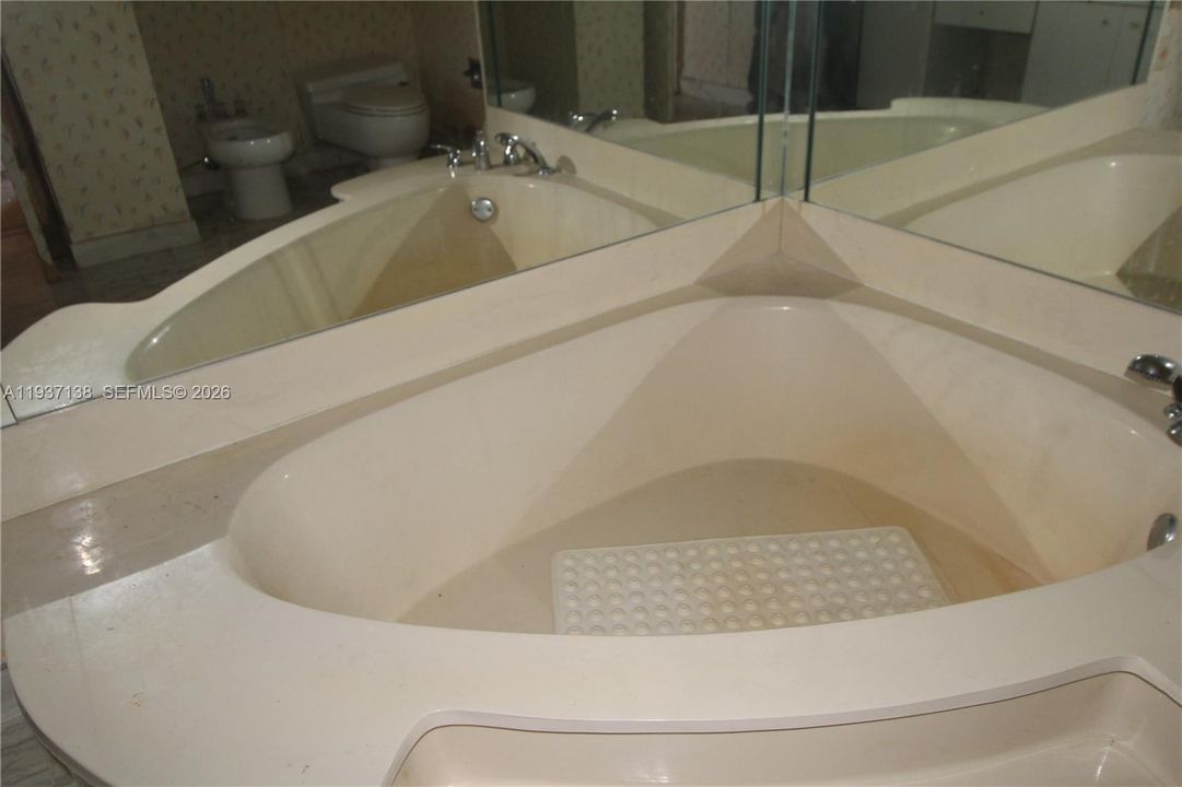 For Sale: $256,000 (1 beds, 2 baths, 1535 Square Feet)