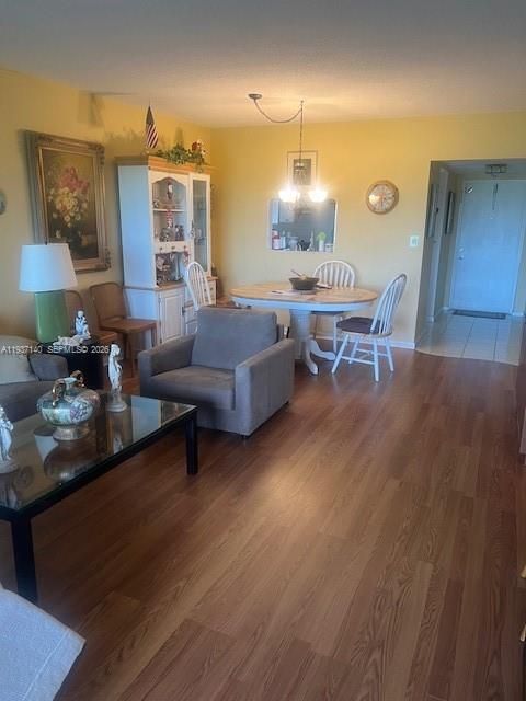 For Rent: $1,950 (2 beds, 2 baths, 930 Square Feet)