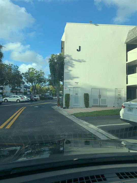 For Rent: $1,950 (2 beds, 2 baths, 930 Square Feet)