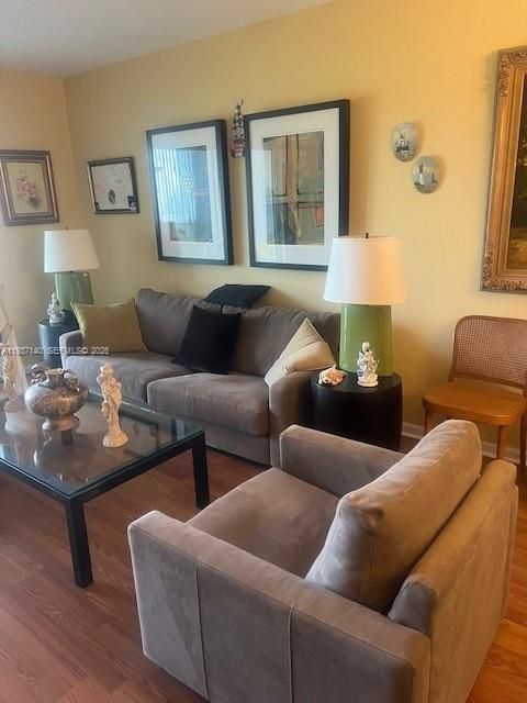 For Rent: $1,950 (2 beds, 2 baths, 930 Square Feet)