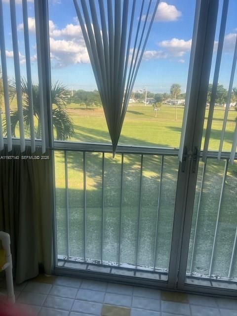 For Rent: $1,950 (2 beds, 2 baths, 930 Square Feet)