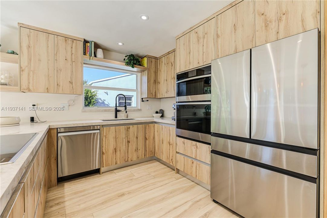 На продажу: $1,400,000 (3 спален, 2 ванн, 1405 Квадратных фут)