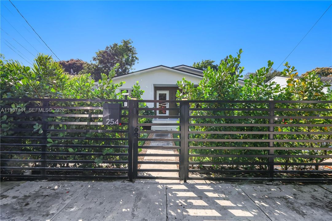 На продажу: $1,400,000 (3 спален, 2 ванн, 1405 Квадратных фут)