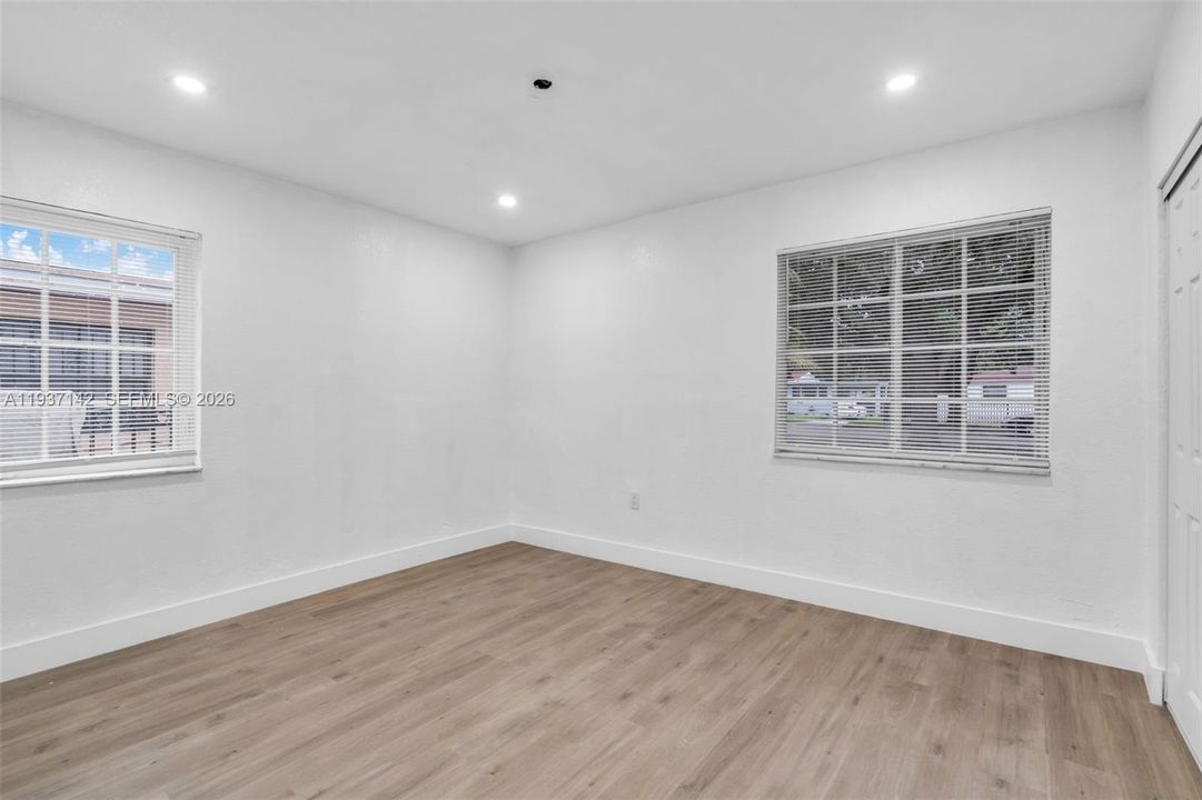 На продажу: $559,999 (4 спален, 2 ванн, 1653 Квадратных фут)