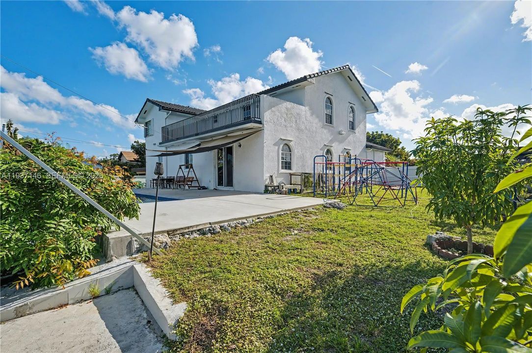 For Sale: $1,690,000 (4 beds, 3 baths, 3977 Square Feet)