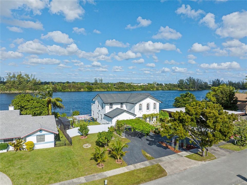 For Sale: $1,690,000 (4 beds, 3 baths, 3977 Square Feet)