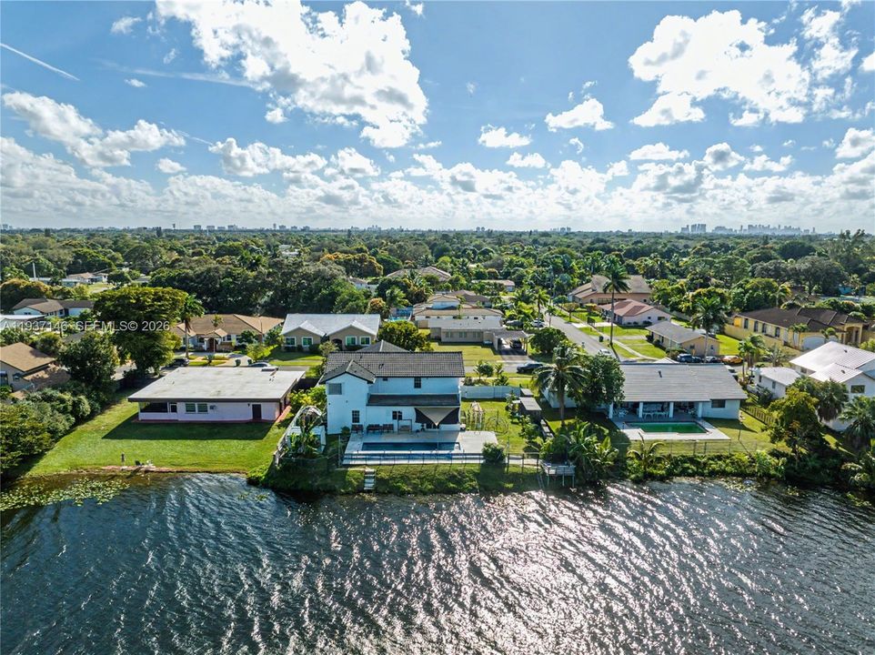 Недавно продано: $1,395,000 (4 спален, 3 ванн, 3977 Квадратных фут)