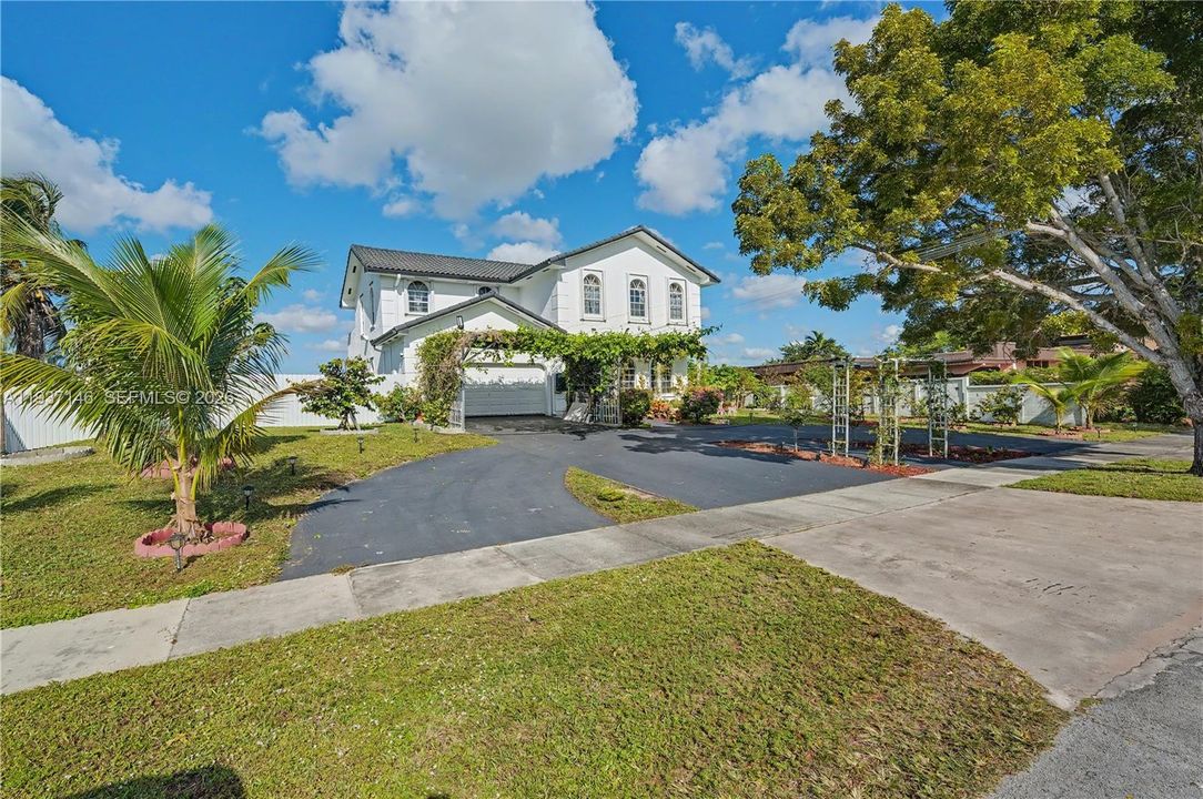 For Sale: $1,690,000 (4 beds, 3 baths, 3977 Square Feet)