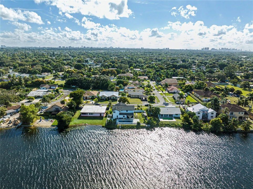 Недавно продано: $1,395,000 (4 спален, 3 ванн, 3977 Квадратных фут)